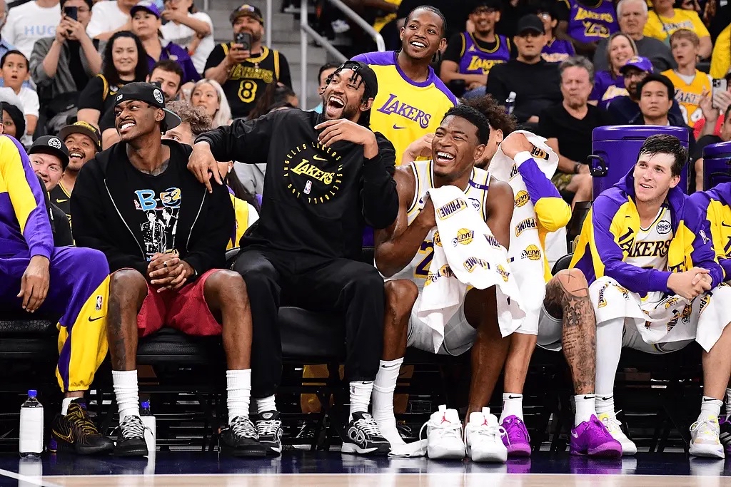 湖人险胜掘金，恩比德统治全场的简单介绍