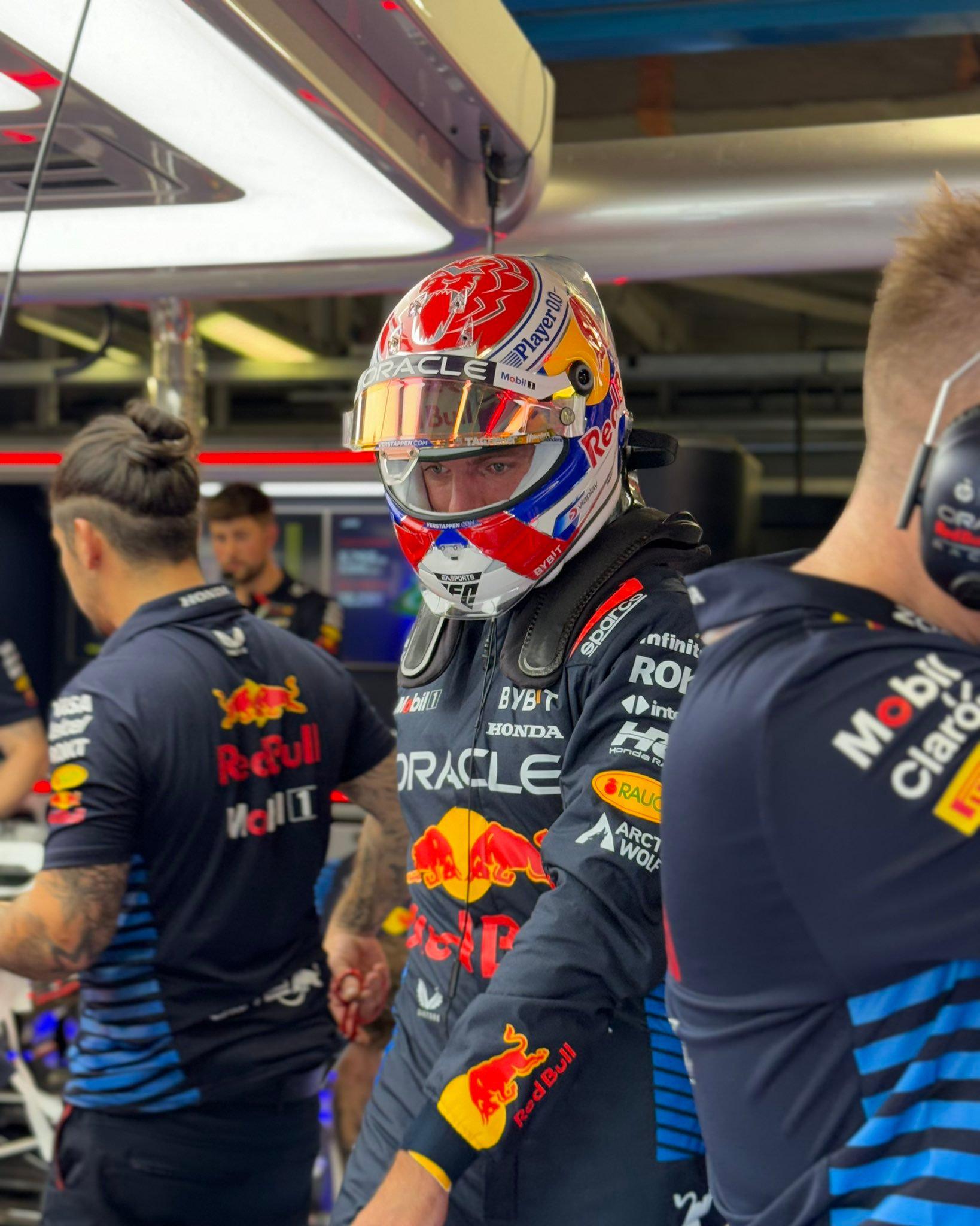 红牛车队鏖战梅赛德斯,维斯塔潘高光表现 红牛车队鏖战梅赛德斯,维斯塔潘高光表现